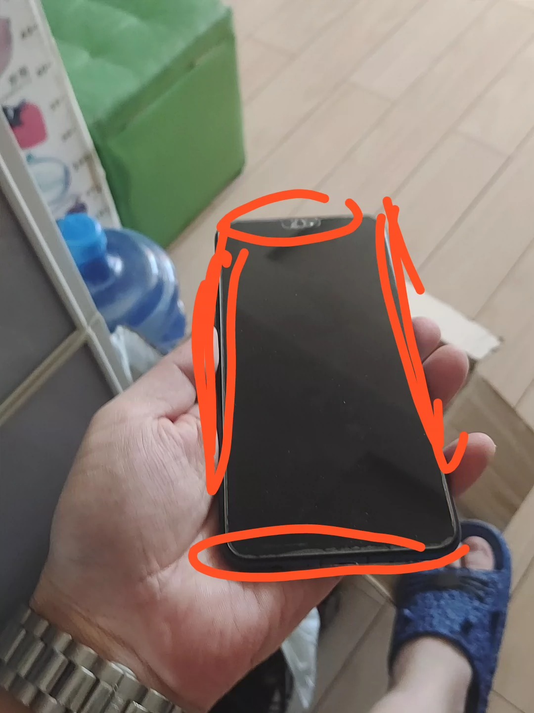 出闲置一代神机荣耀8x 高配4g全网通，6+128. 无锁。海思麒麟710处理器，屏幕盖板后压的起皮了，显示和触摸没有问题！前后照相清晰插卡即用，后盖完好，边框